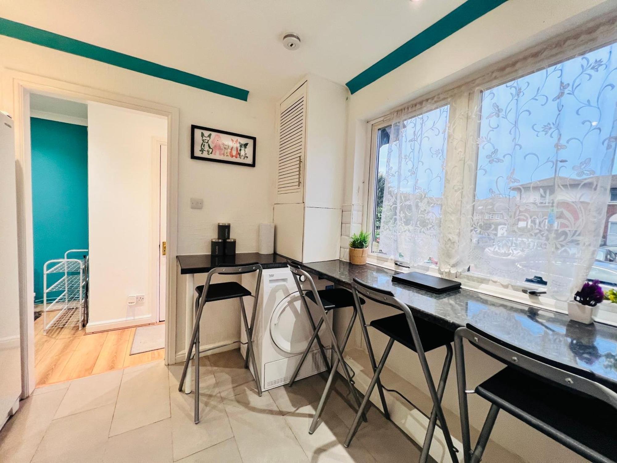 Lovely 4br House In The With Parking Casa de férias