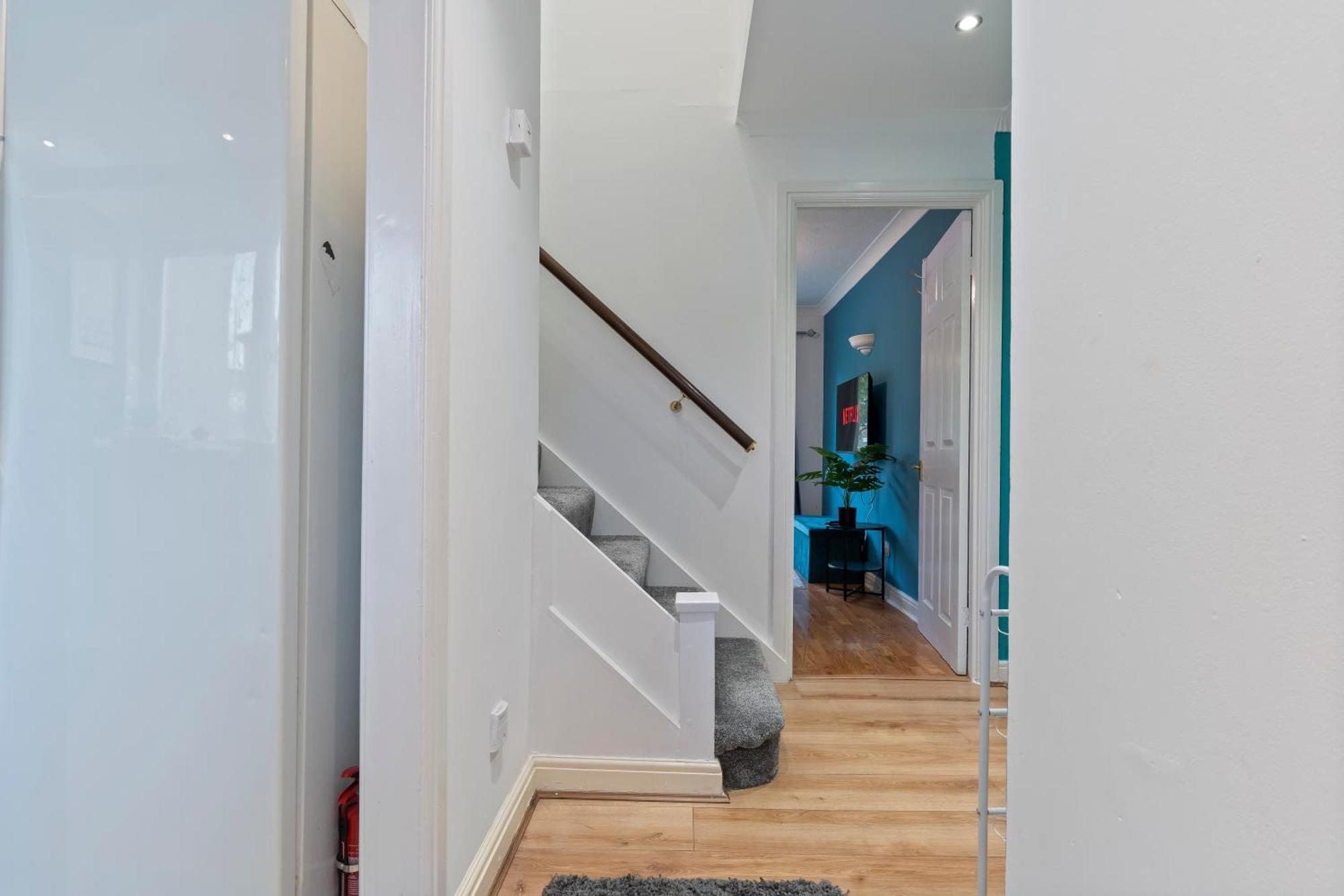 Lovely 4br House In The With Parking Casa de férias